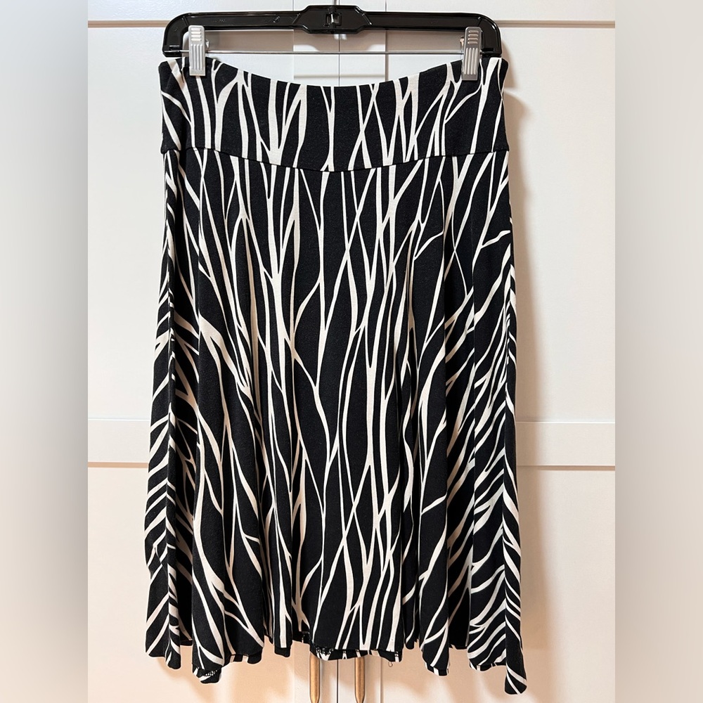 Black & White New York & Company Stretchy Flowing Skirt